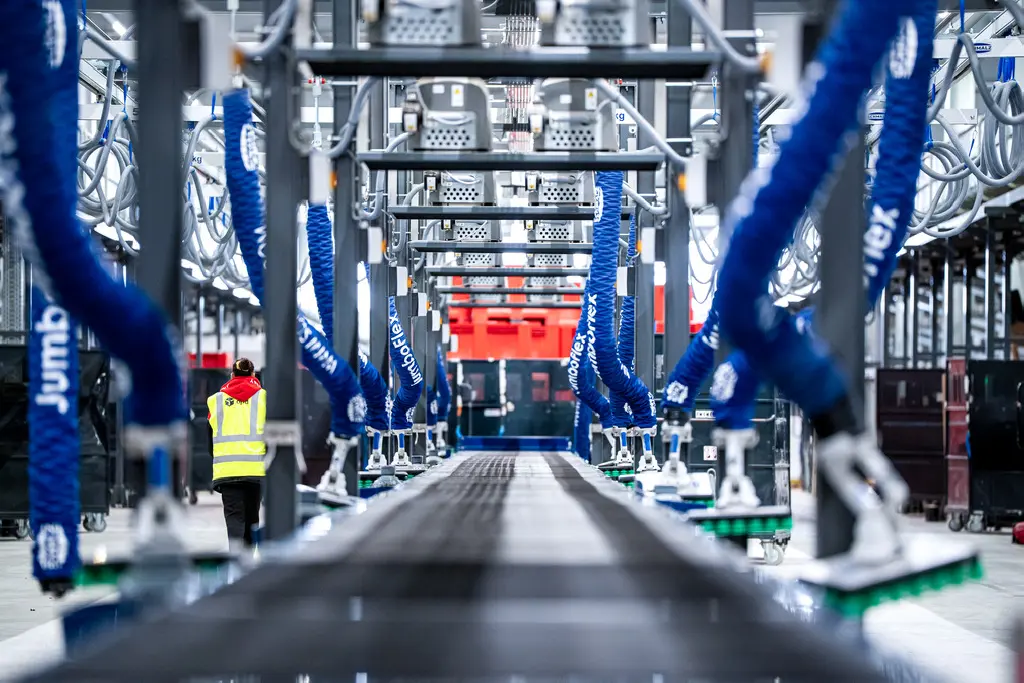 17 Tube lifters JumboFlex are used for picking and placing the packages, reducing manual lifting by 80 percent.